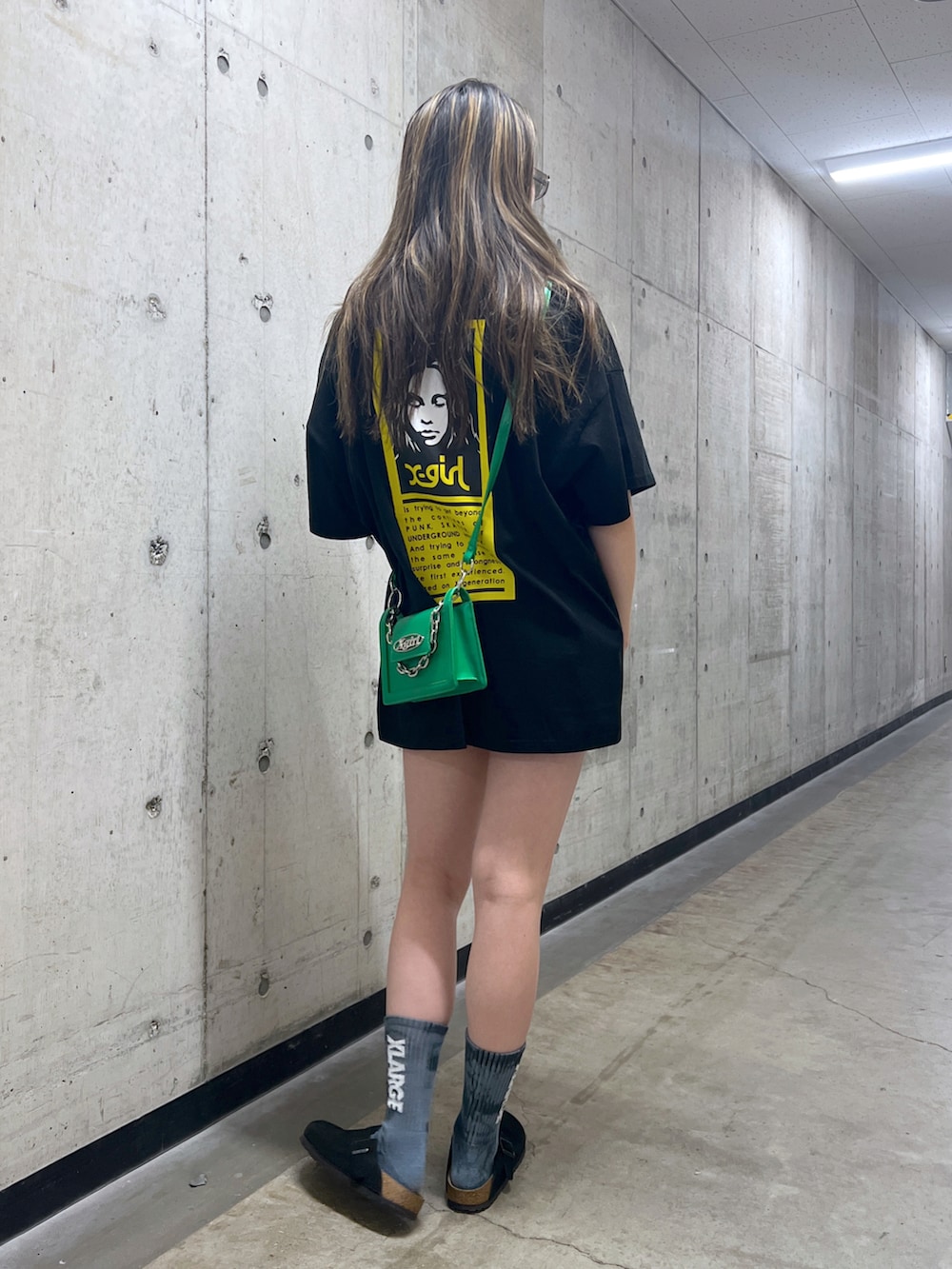 「x-girl、エックスガール、XLARGE、エクストララージ」｜「X-girlのWORDS FACE S/S BIG TEE DRESS（ワンピース、ブラック系）」を使った、江川史唯さん（レディース・168cm）の春コーディネートの3枚目の写真