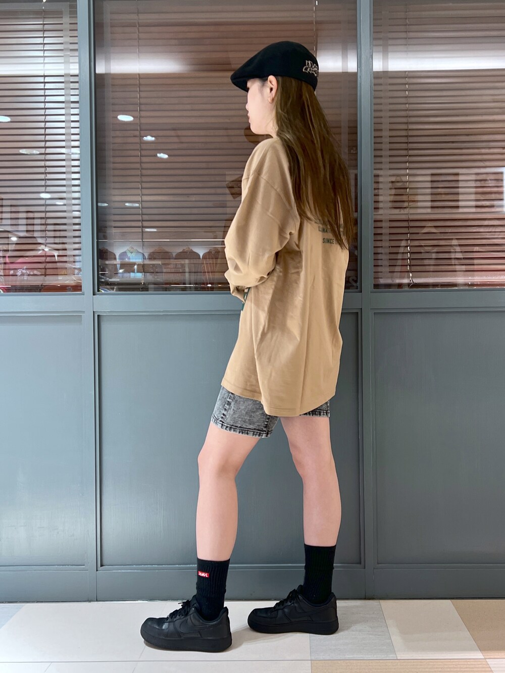 ベージュ系のTシャツ/カットソー、ブラック系のデニムパンツを着用したレディースの夏コーディネートの2枚目の写真