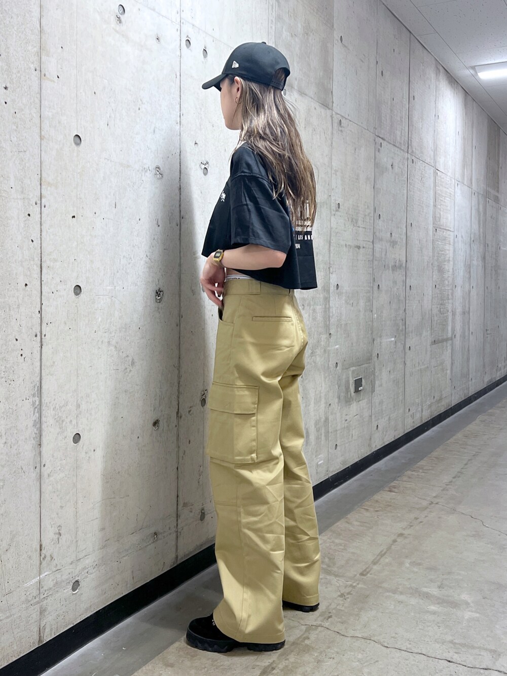 「x-girl、エックスガール、エクストララージ、XLARGE」｜「X-girlのANONYMITY OPEN COLLAR CROPPED SHIRT（シャツ/ブラウス、グリーン系）」を使った、江川史唯さん（レディース・168cm）の春コーディネートの2枚目の写真