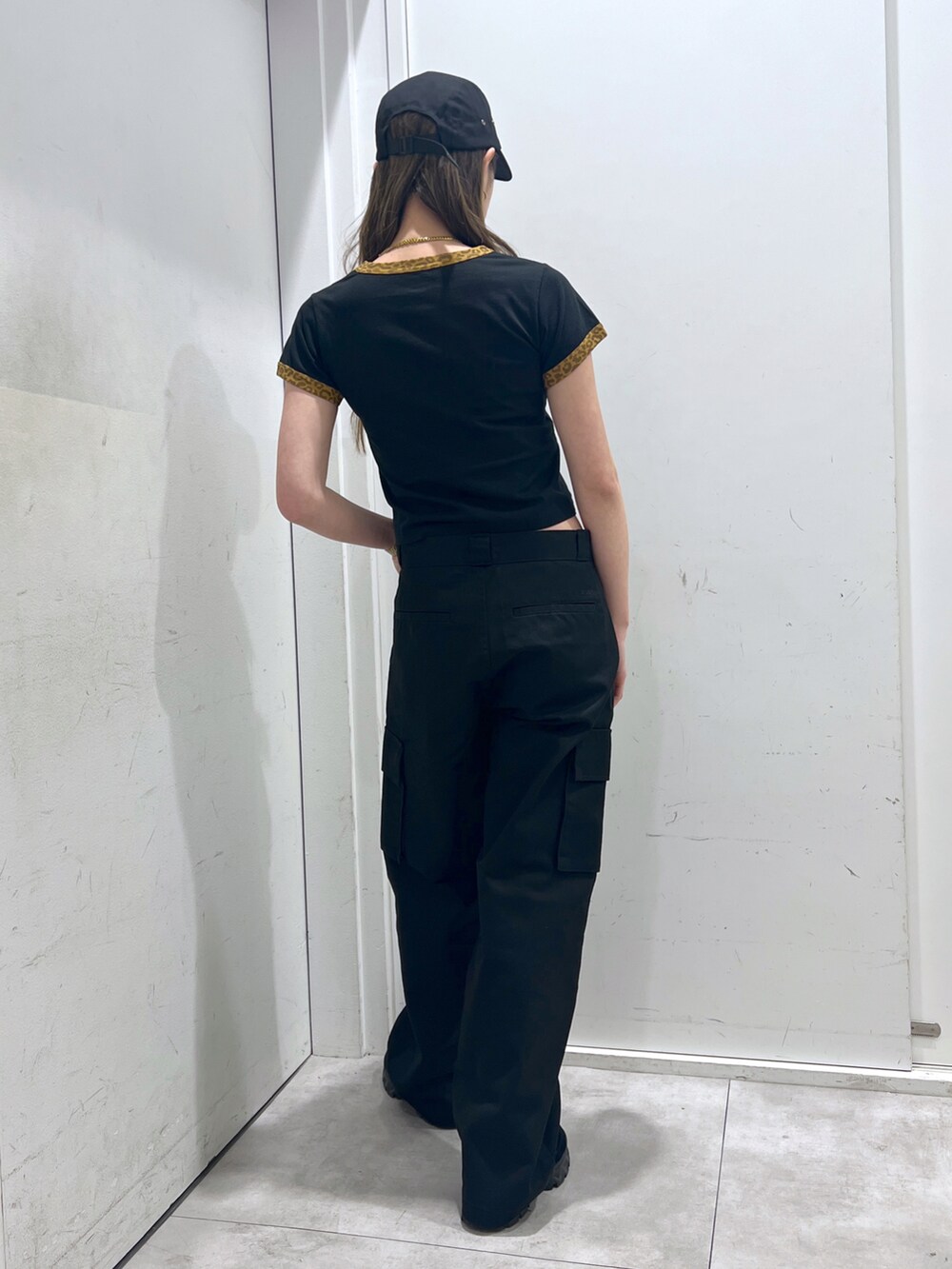 ブラック系のチノパンツ、ブラック系のTシャツ/カットソーを着用したレディースの夏コーディネートの3枚目の写真