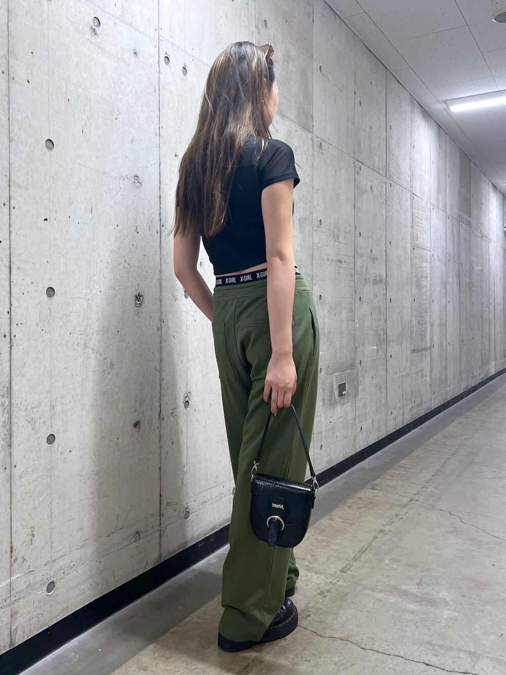 「x-girl、エックスガール、エクストララージ、XLARGE」｜「X-girlのSHEER LAYERED TOP（Tシャツ/カットソー、ブラック系）」を使った、江川史唯さん（レディース・168cm）の夏コーディネートの3枚目の写真