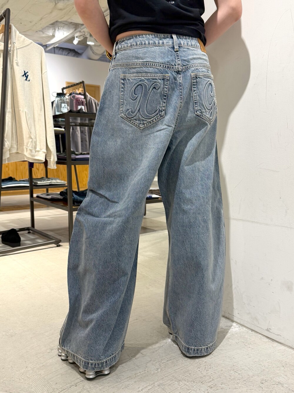 ブラック系のTシャツ/カットソー、ブルー系のデニムパンツ、ブラック系のニットキャップ/ビーニーを着用したレディースの夏コーディネートの5枚目の写真
