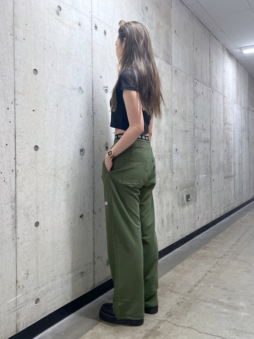「x-girl、エックスガール、エクストララージ、XLARGE」｜「X-girlのSHEER LAYERED TOP（Tシャツ/カットソー、ブラック系）」を使った、江川史唯さん（レディース・168cm）の夏コーディネートの2枚目の写真