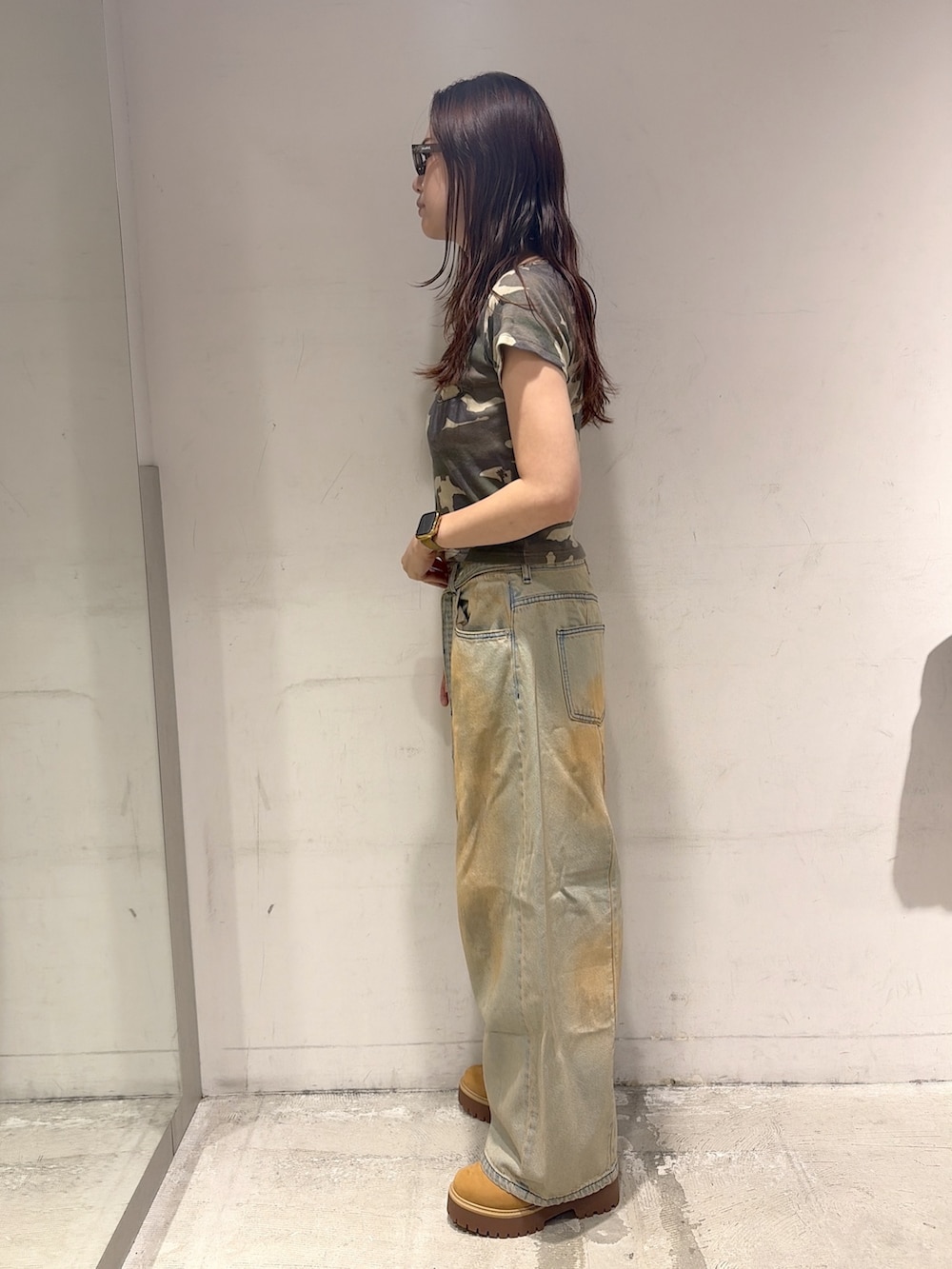 ブルー系のデニムパンツ、その他のTシャツ/カットソーを着用したレディースの夏コーディネートの2枚目の写真