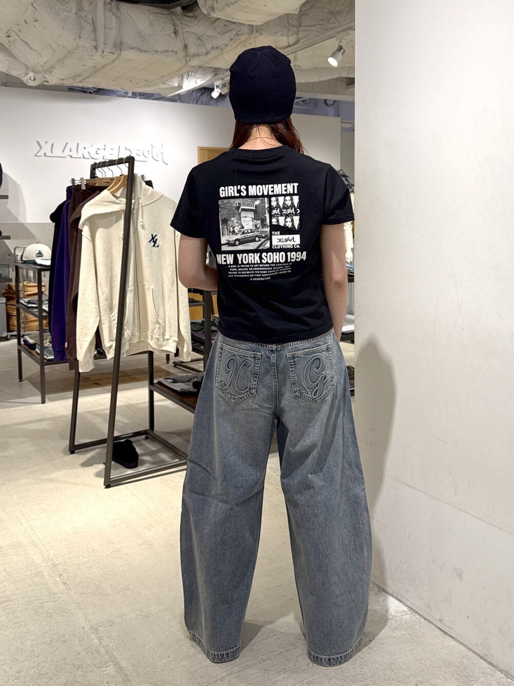 ブラック系のTシャツ/カットソー、ブルー系のデニムパンツ、ブラック系のニットキャップ/ビーニーを着用したレディースの夏コーディネートの3枚目の写真