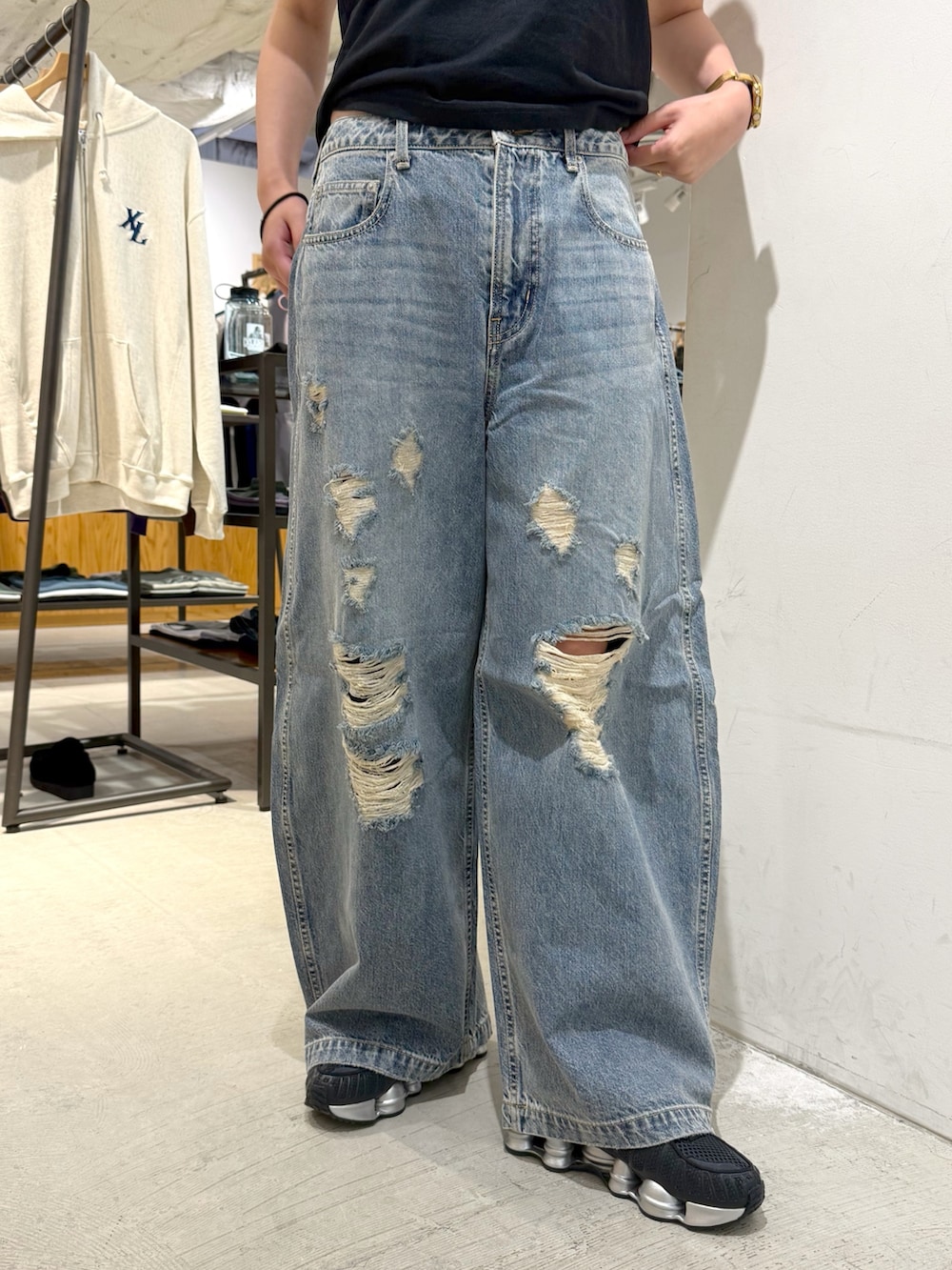 ブラック系のTシャツ/カットソー、ブルー系のデニムパンツ、ブラック系のニットキャップ/ビーニーを着用したレディースの夏コーディネートの4枚目の写真