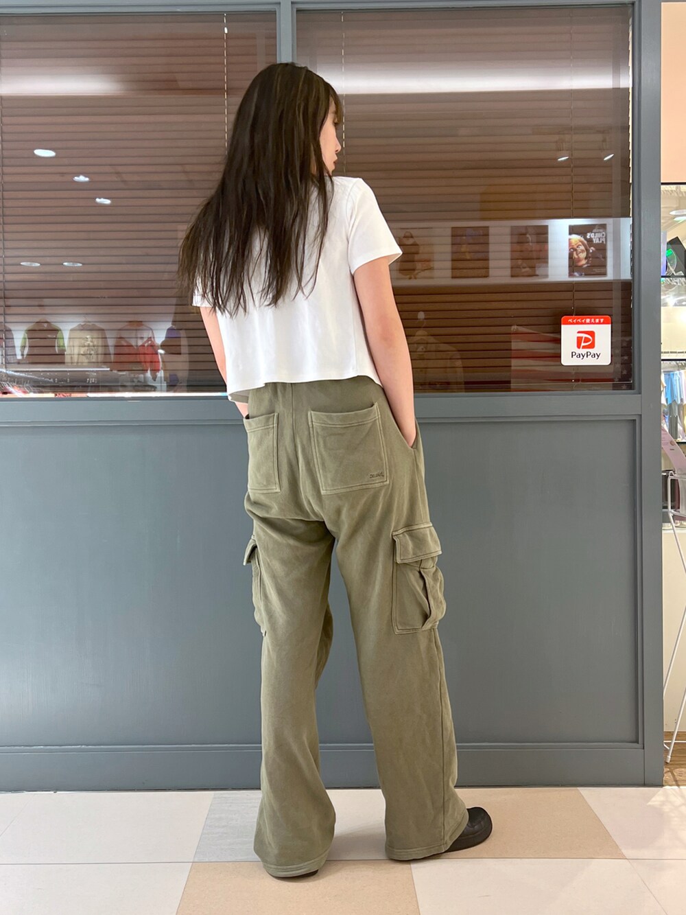 グリーン系のスウェットパンツ、ブラック系のキャミソール、ブラック系のカーディガン/ボレロを着用したレディースの夏コーディネートの2枚目の写真