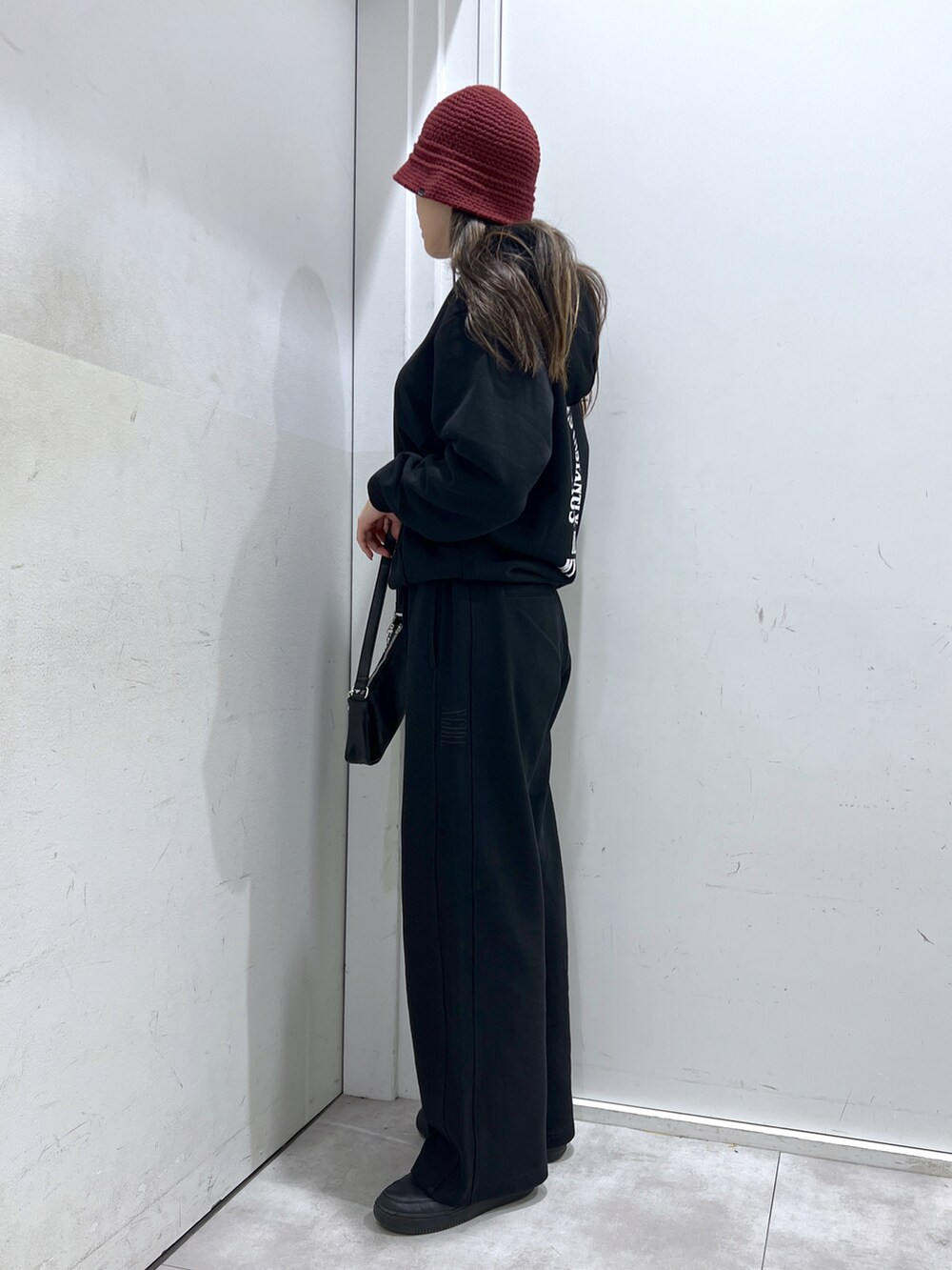 ブラック系のパーカー、ブラック系のスウェットパンツを着用したレディースの冬コーディネートの2枚目の写真