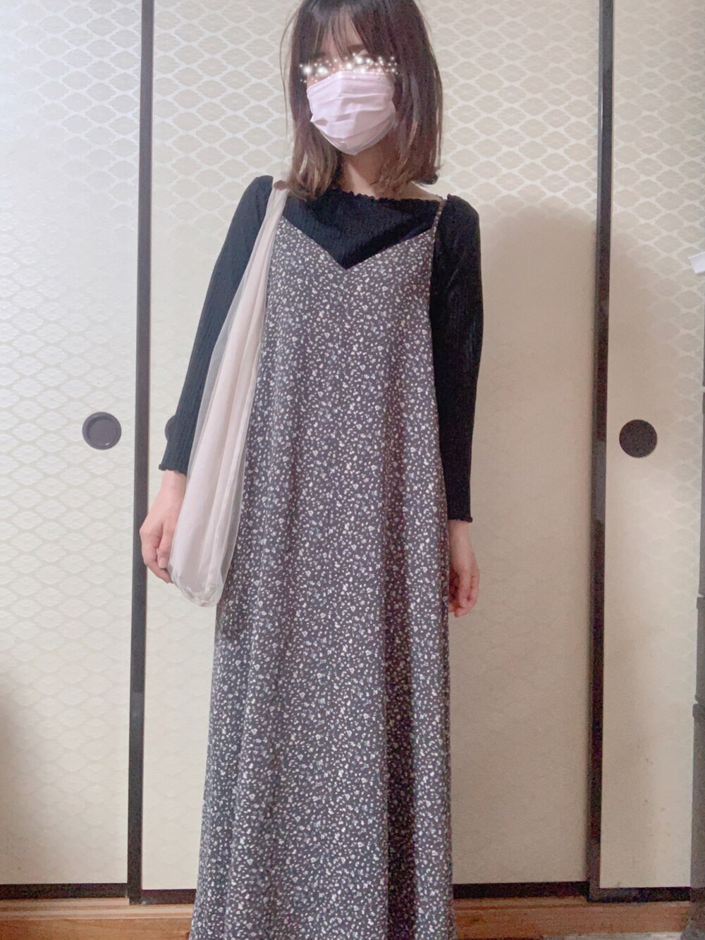 ブラック系のTシャツ/カットソー、グレー系のワンピースを着用したレディースの秋コーディネートの2枚目の写真