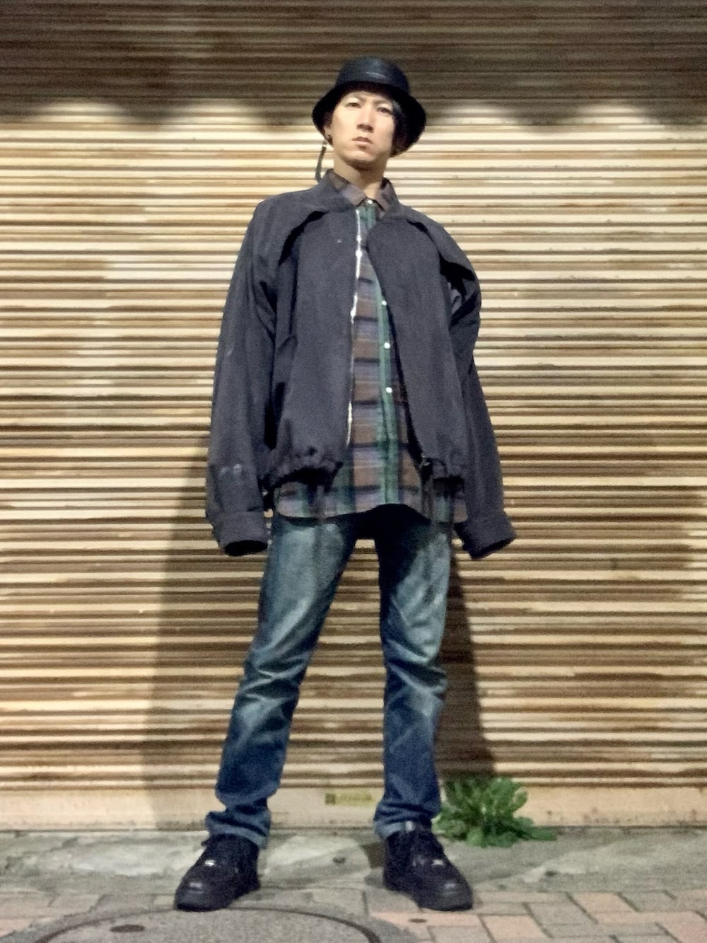 ブラック系のジャケット/アウター、グリーン系のシャツ/ブラウス、ブルー系のデニムパンツを着用したメンズの秋コーディネートの2枚目の写真