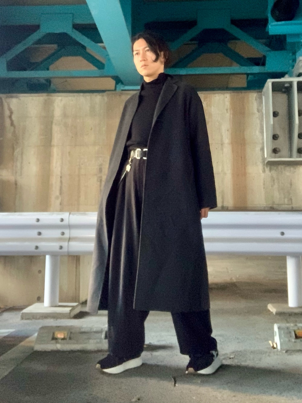 ブラック系のスニーカー、グレー系のジャケット/アウター、ブラック系のニット/セーターを着用したメンズの冬コーディネートの2枚目の写真