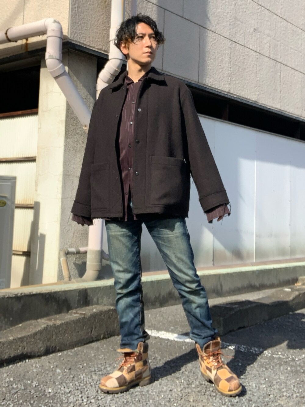 ブラウン系のブルゾン、ブラウン系のシャツ/ブラウス、ブルー系のデニムパンツを着用したメンズの秋コーディネートの3枚目の写真