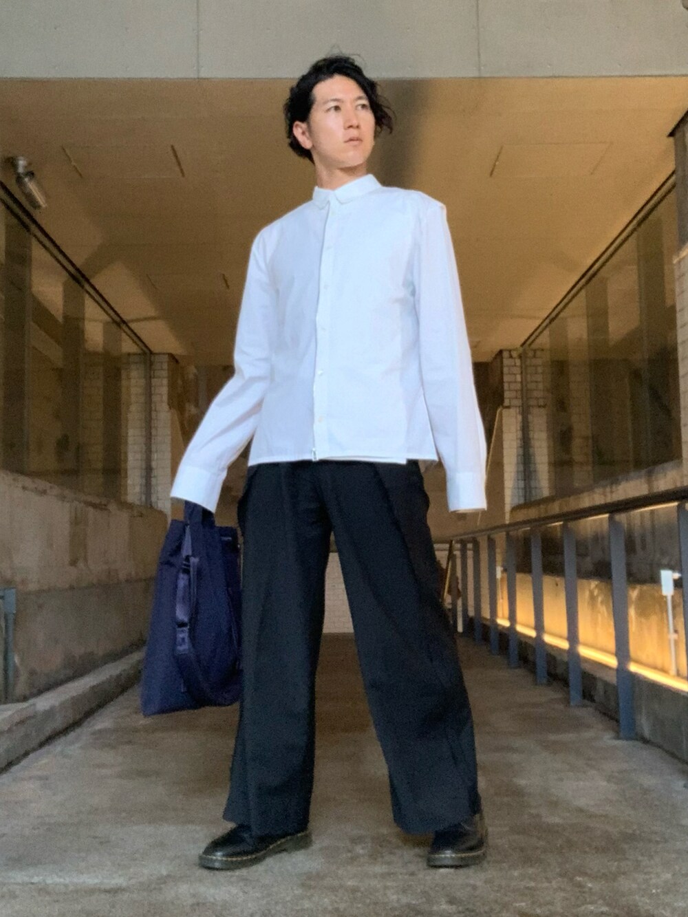 ホワイト系のシャツ/ブラウス、ブラック系のブーツ、ブルー系のショルダーバッグを着用したメンズの秋コーディネートの3枚目の写真