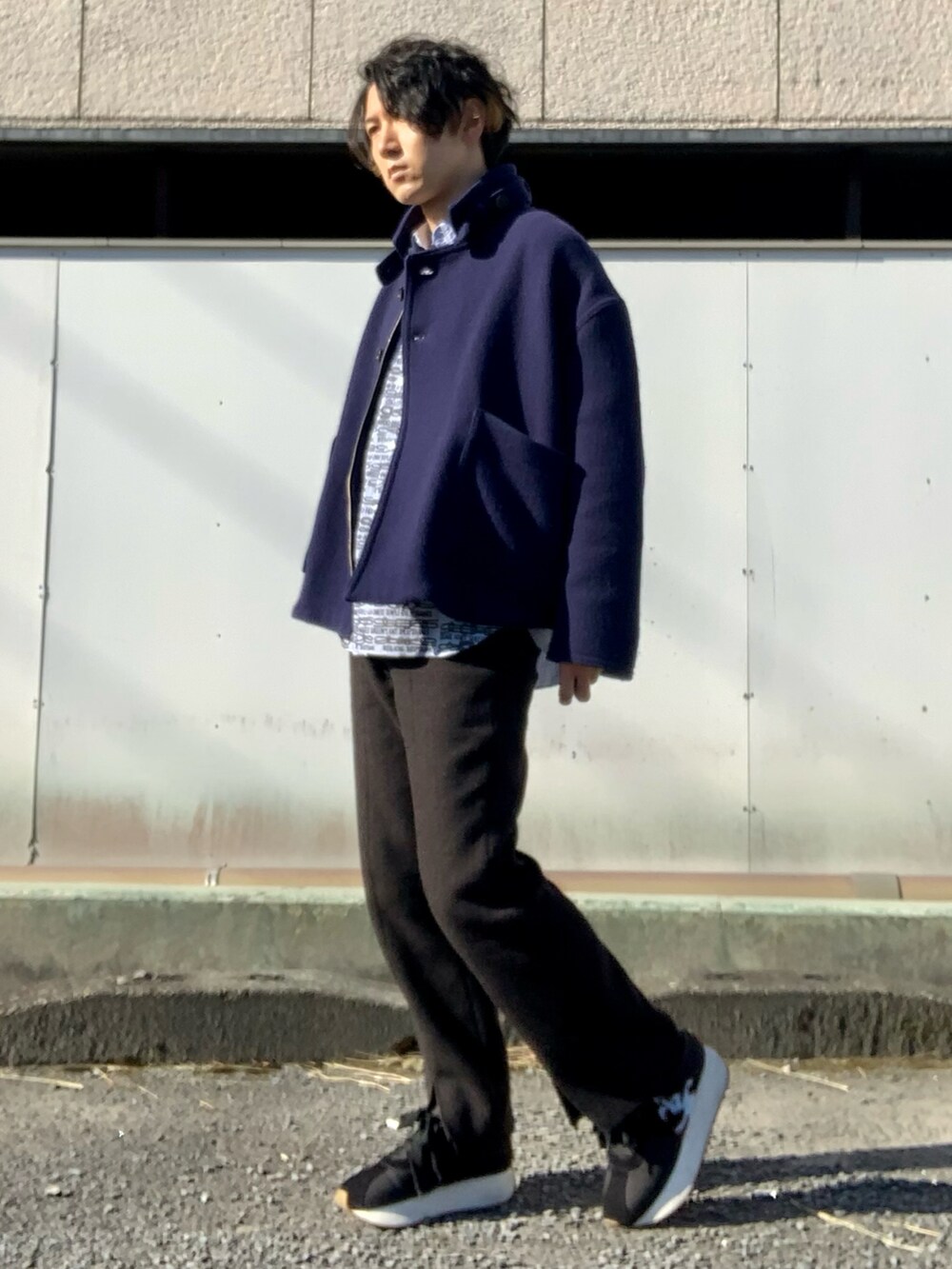 ブルー系のブルゾン、ブルー系のシャツ/ブラウス、ブラウン系のスラックスを着用したメンズの冬コーディネートの5枚目の写真