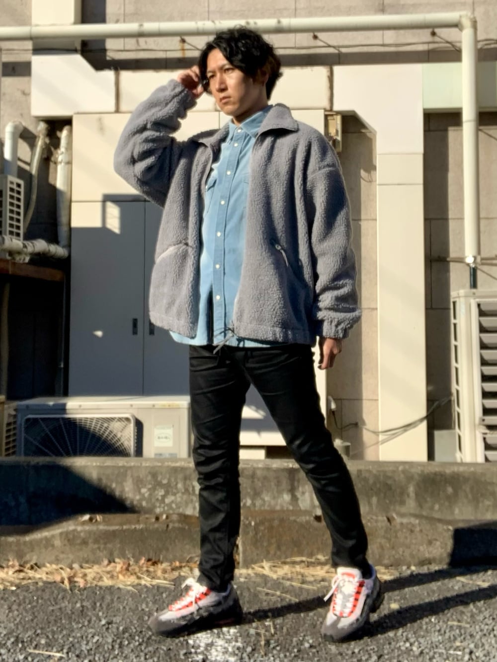 ブラック系のデニムパンツ、グレー系のブルゾン、ブルー系のシャツ/ブラウスを着用したメンズの冬コーディネートの3枚目の写真