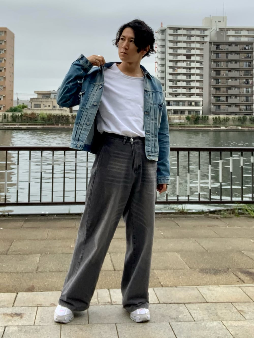 ホワイト系のTシャツ/カットソー、ブルー系のデニムジャケット、グレー系のデニムパンツを着用したメンズの秋コーディネートの4枚目の写真