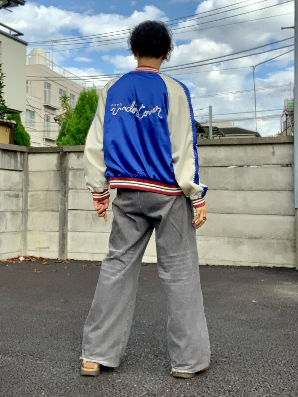 グレー系のデニムパンツ、ブルー系のスカジャン、ブラウン系のTシャツ/カットソーを着用したメンズの秋コーディネートの4枚目の写真