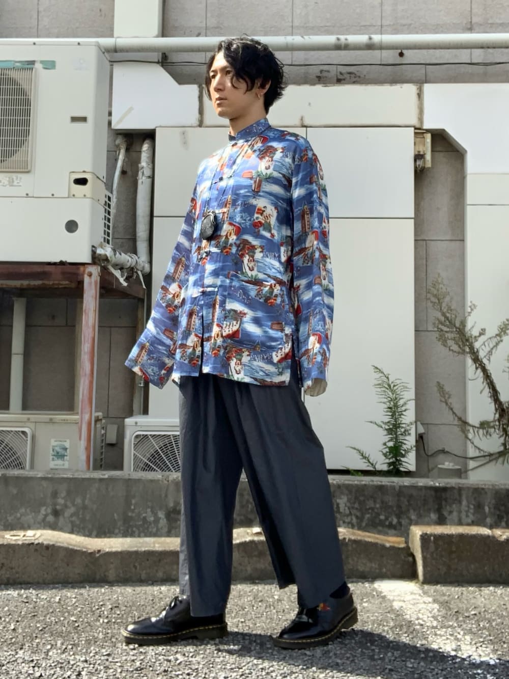 グレー系のスラックス、ブルー系のシャツ/ブラウス、ブラック系のブーツを着用したメンズの秋コーディネートの3枚目の写真