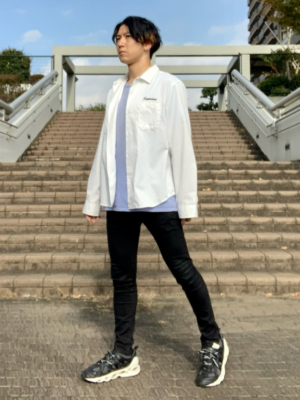 ホワイト系のシャツ/ブラウス、ブルー系のTシャツ/カットソー、ブラック系のデニムパンツを着用したメンズの秋コーディネートの3枚目の写真