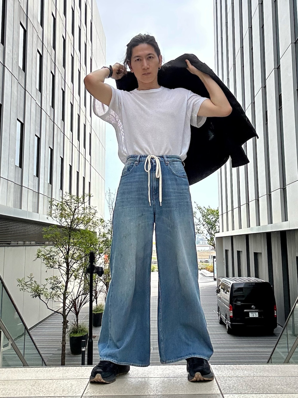 ブルー系のデニムパンツを着用したメンズの秋コーディネートの3枚目の写真