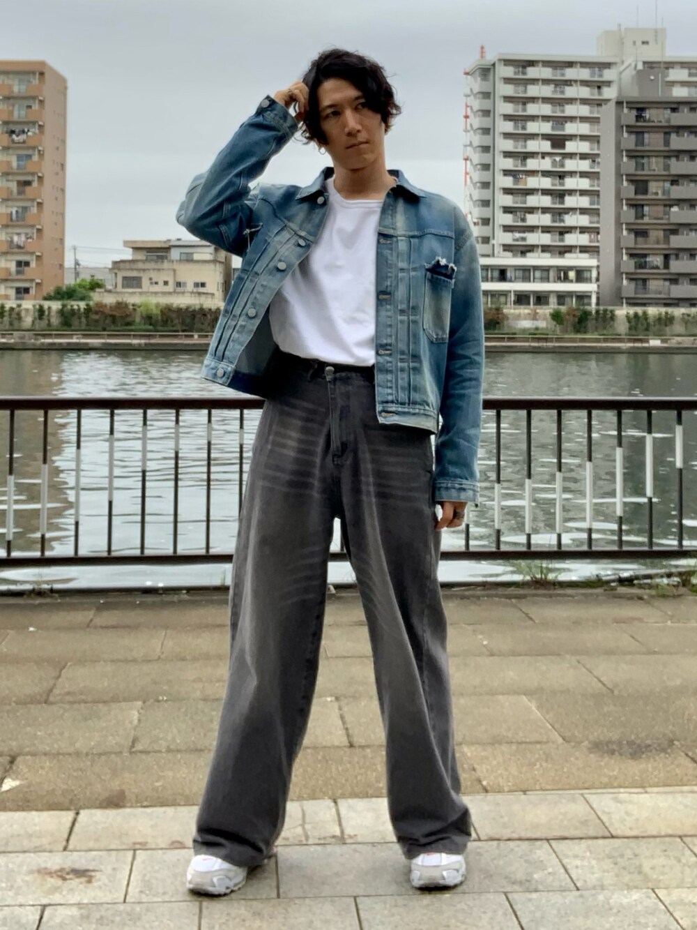 ホワイト系のTシャツ/カットソー、ブルー系のデニムジャケット、グレー系のデニムパンツを着用したメンズの秋コーディネートの2枚目の写真