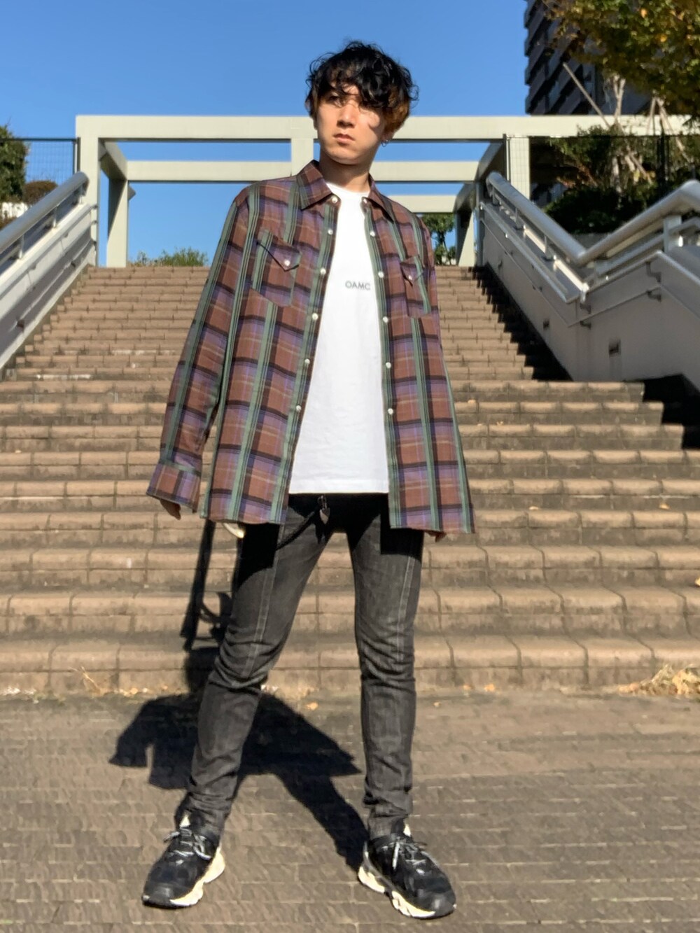 ホワイト系のTシャツ/カットソー、グリーン系のシャツ/ブラウス、ブラック系のデニムパンツを着用したメンズの冬コーディネートの3枚目の写真