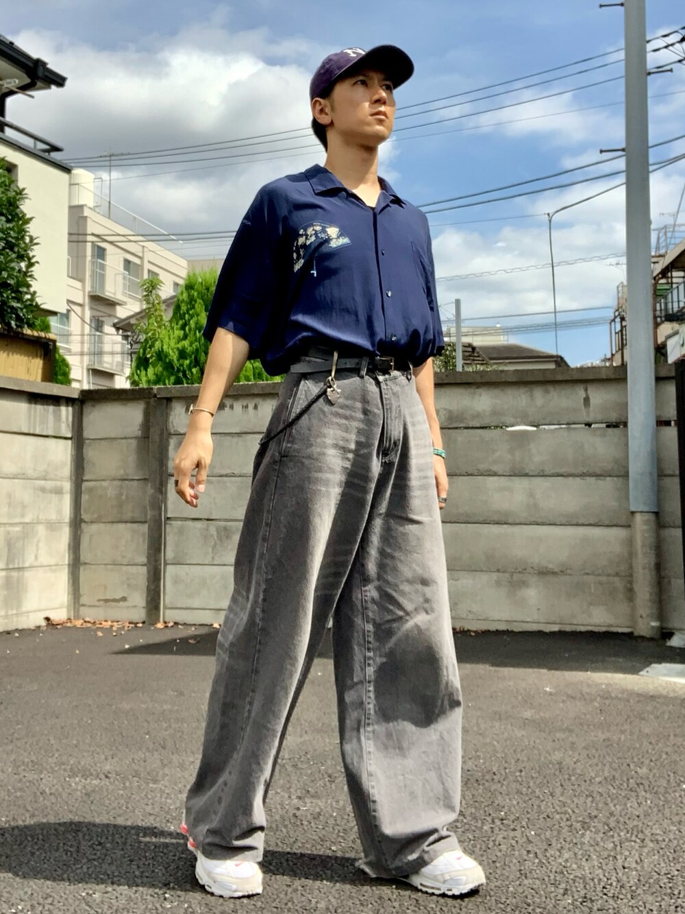 ブルー系のシャツ/ブラウス、グレー系のデニムパンツ、ホワイト系のスニーカーを着用したメンズの秋コーディネートの5枚目の写真