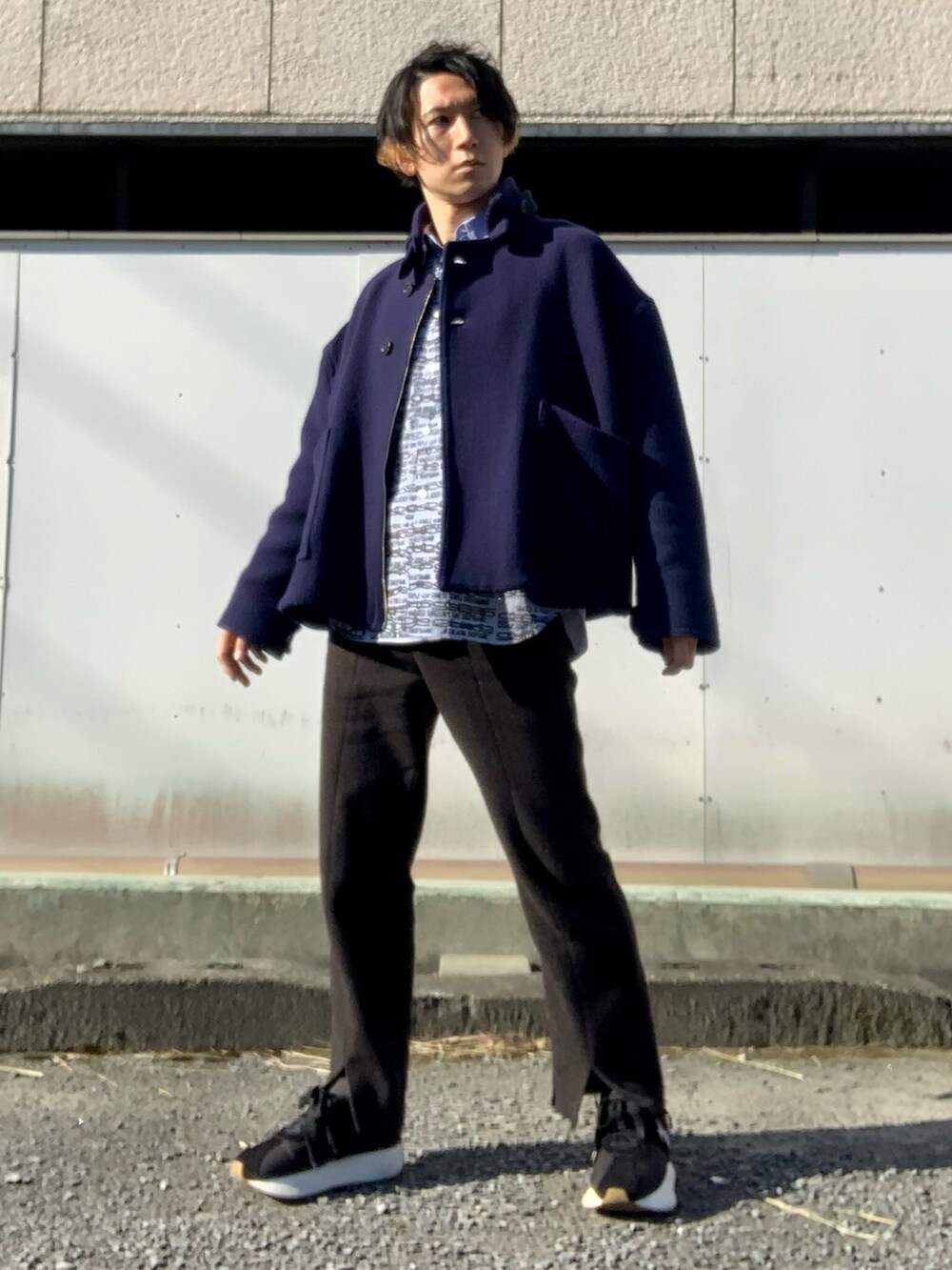 ブルー系のブルゾン、ブルー系のシャツ/ブラウス、ブラウン系のスラックスを着用したメンズの冬コーディネートの3枚目の写真