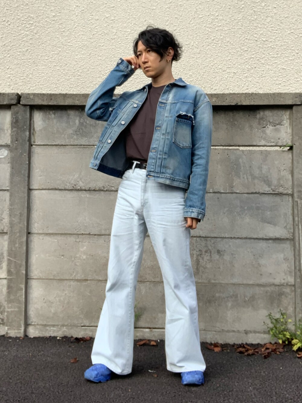 ブルー系のデニムパンツ、ブルー系のデニムジャケット、ブラウン系のTシャツ/カットソーを着用したメンズの秋コーディネートの3枚目の写真