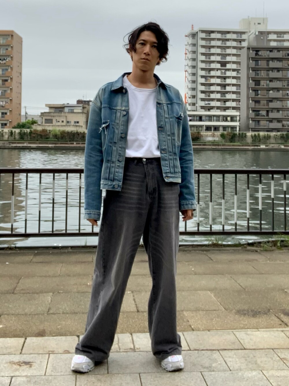 ホワイト系のTシャツ/カットソー、ブルー系のデニムジャケット、グレー系のデニムパンツを着用したメンズの秋コーディネートの3枚目の写真