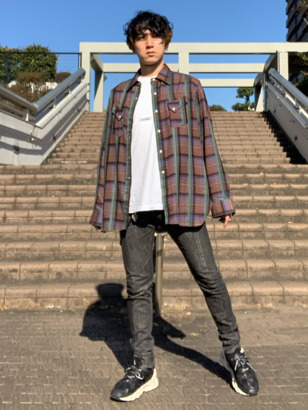 ホワイト系のTシャツ/カットソー、グリーン系のシャツ/ブラウス、ブラック系のデニムパンツを着用したメンズの冬コーディネートの5枚目の写真