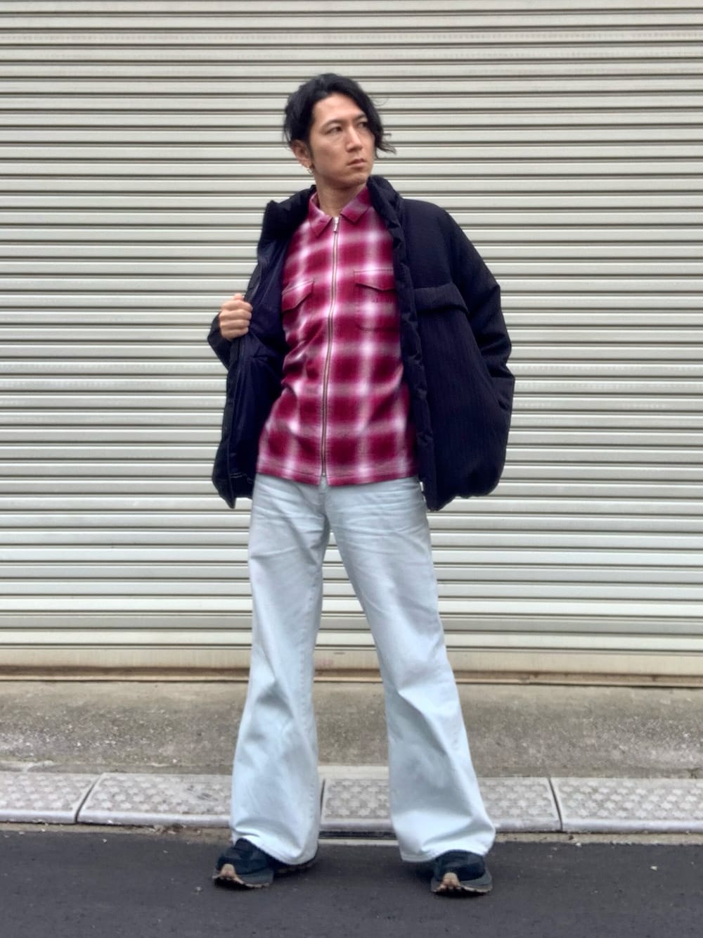 ブルー系のデニムパンツ、ブラック系のダウンジャケット/コート、レッド系のシャツ/ブラウスを着用したメンズの冬コーディネートの2枚目の写真