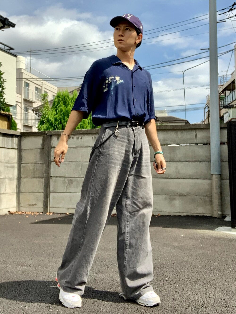 ブルー系のシャツ/ブラウス、グレー系のデニムパンツ、ホワイト系のスニーカーを着用したメンズの秋コーディネートの4枚目の写真