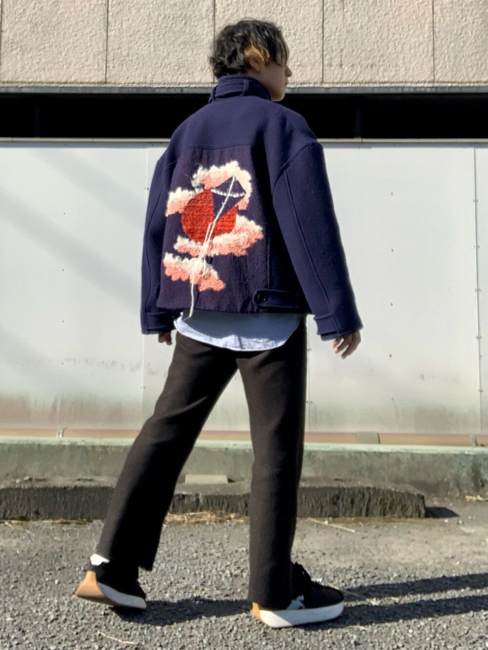 ブルー系のブルゾン、ブルー系のシャツ/ブラウス、ブラウン系のスラックスを着用したメンズの冬コーディネートの2枚目の写真