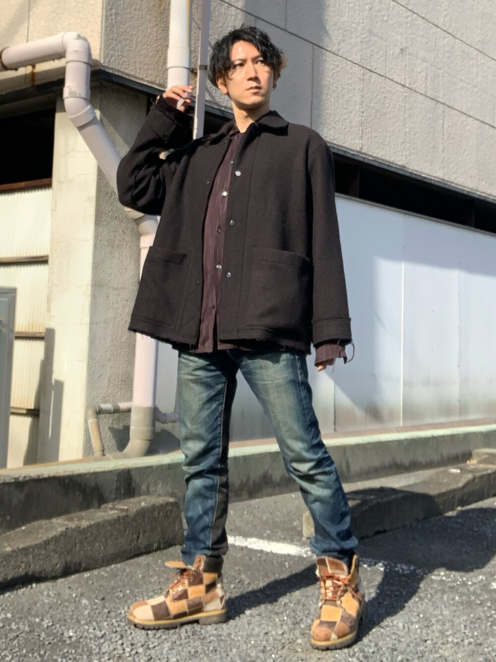 ブラウン系のブルゾン、ブラウン系のシャツ/ブラウス、ブルー系のデニムパンツを着用したメンズの秋コーディネートの5枚目の写真