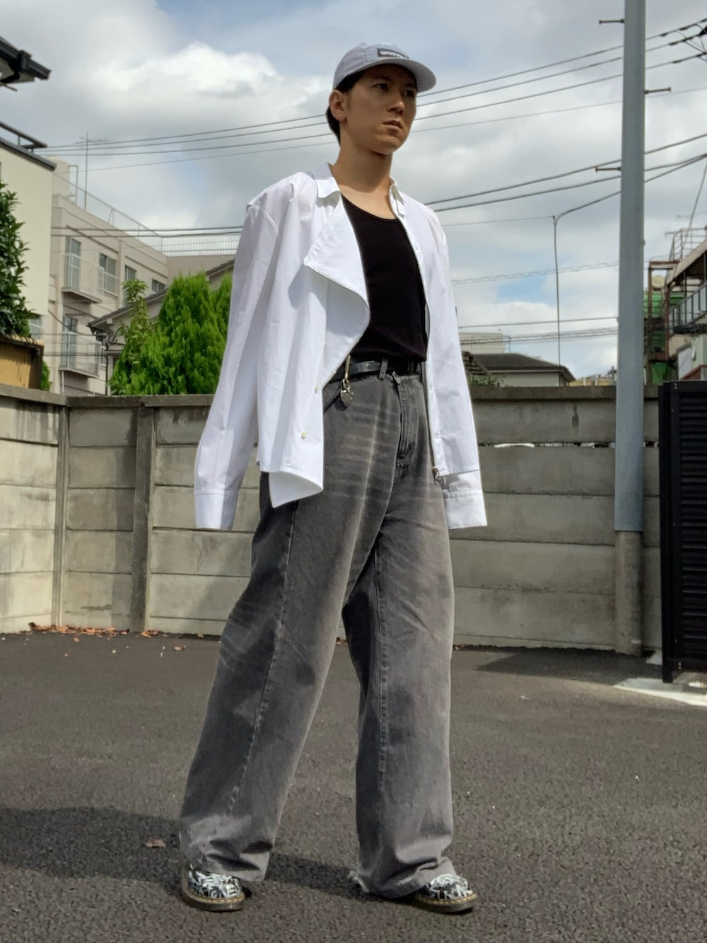 ホワイト系のシャツ/ブラウス、ブラック系のタンクトップ、グレー系のデニムパンツを着用したメンズの秋コーディネートの3枚目の写真