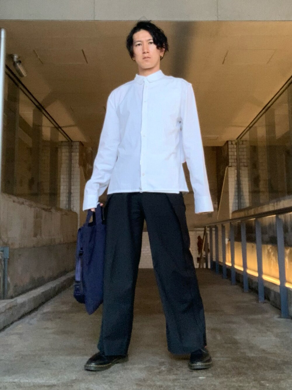 ホワイト系のシャツ/ブラウス、ブラック系のブーツ、ブルー系のショルダーバッグを着用したメンズの秋コーディネートの4枚目の写真