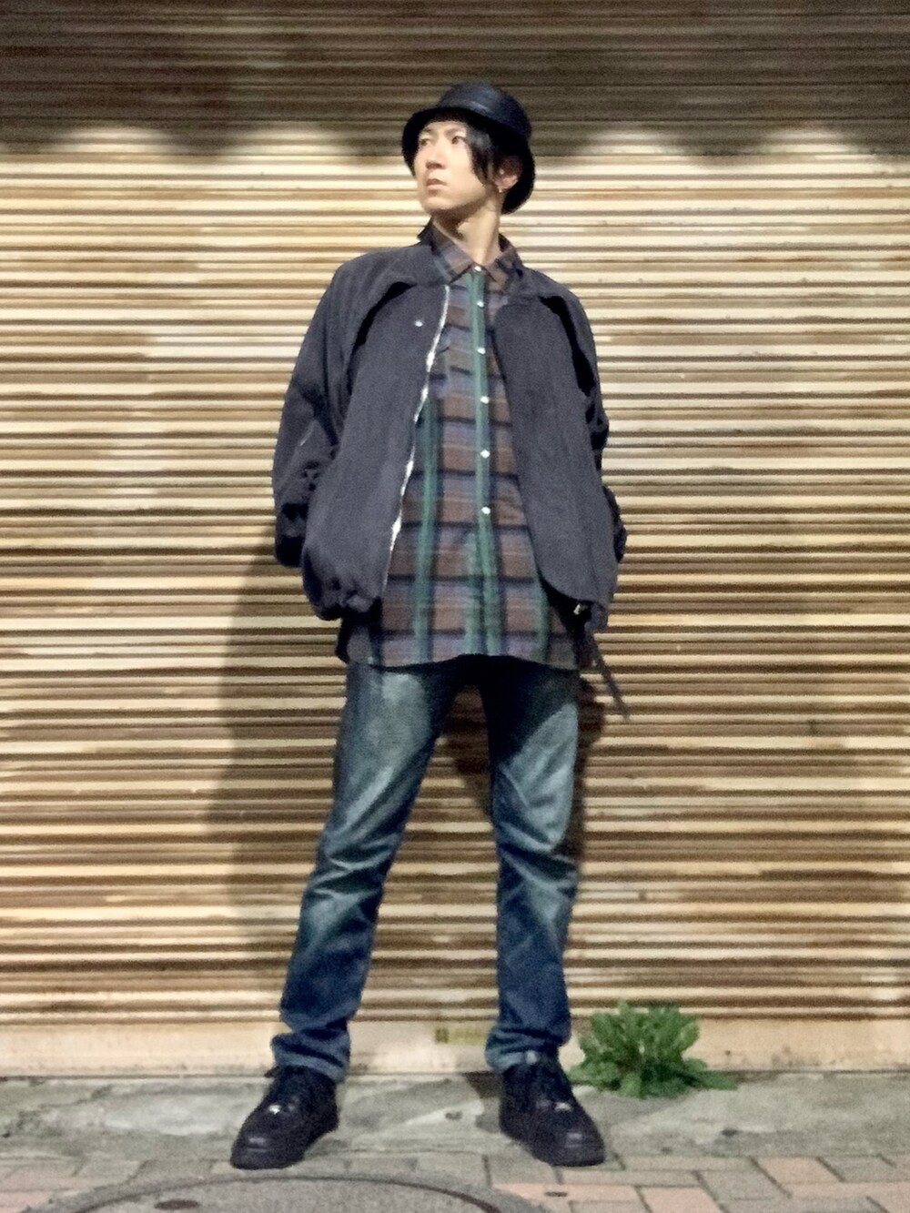 ブラック系のジャケット/アウター、グリーン系のシャツ/ブラウス、ブルー系のデニムパンツを着用したメンズの秋コーディネートの3枚目の写真