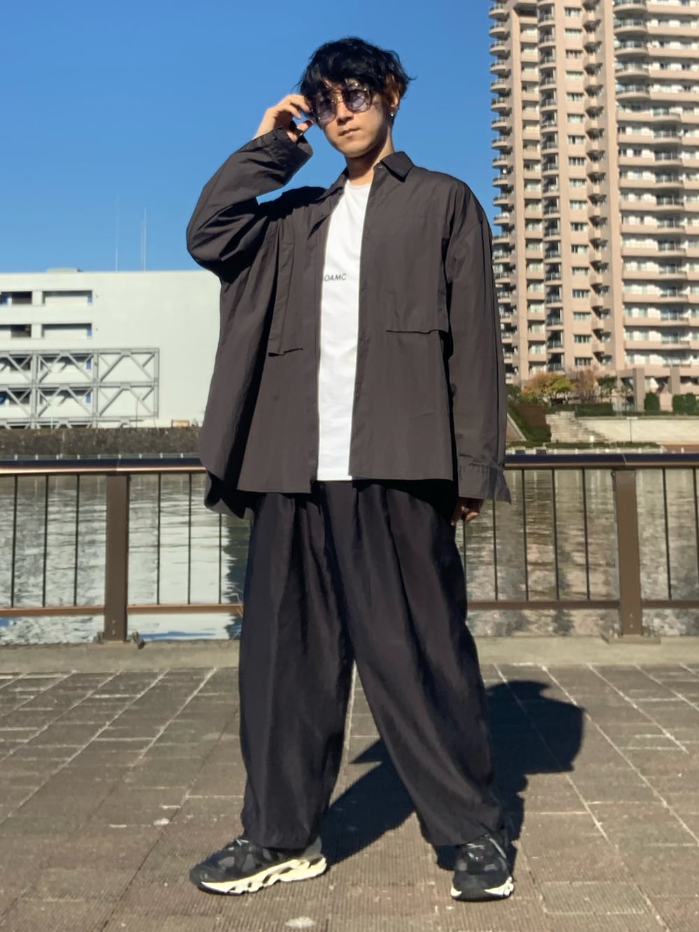 グレー系のシャツ/ブラウス、ホワイト系のTシャツ/カットソー、ブラック系のスラックスを着用したメンズの秋コーディネートの3枚目の写真