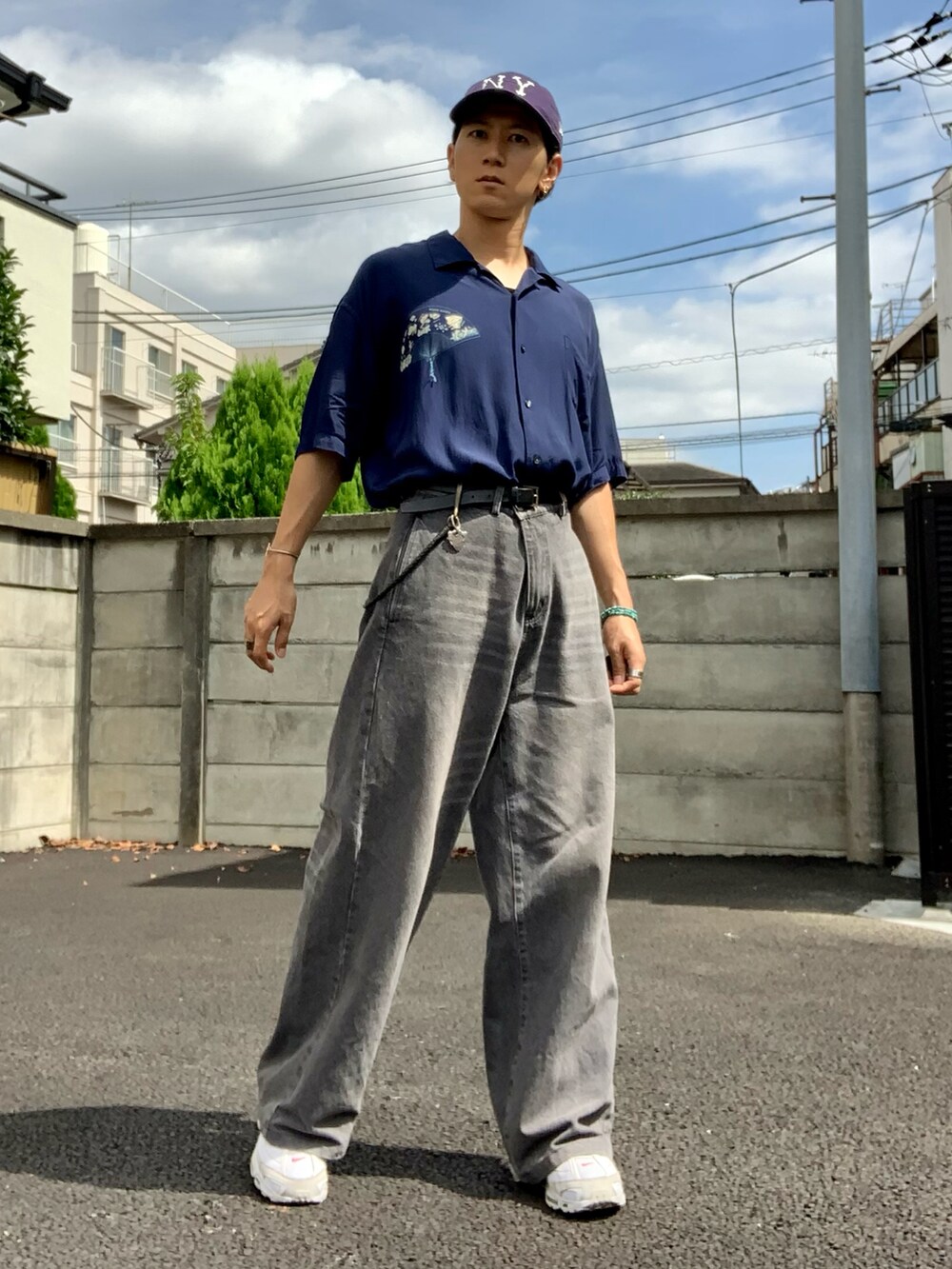 ブルー系のシャツ/ブラウス、グレー系のデニムパンツ、ホワイト系のスニーカーを着用したメンズの秋コーディネートの2枚目の写真