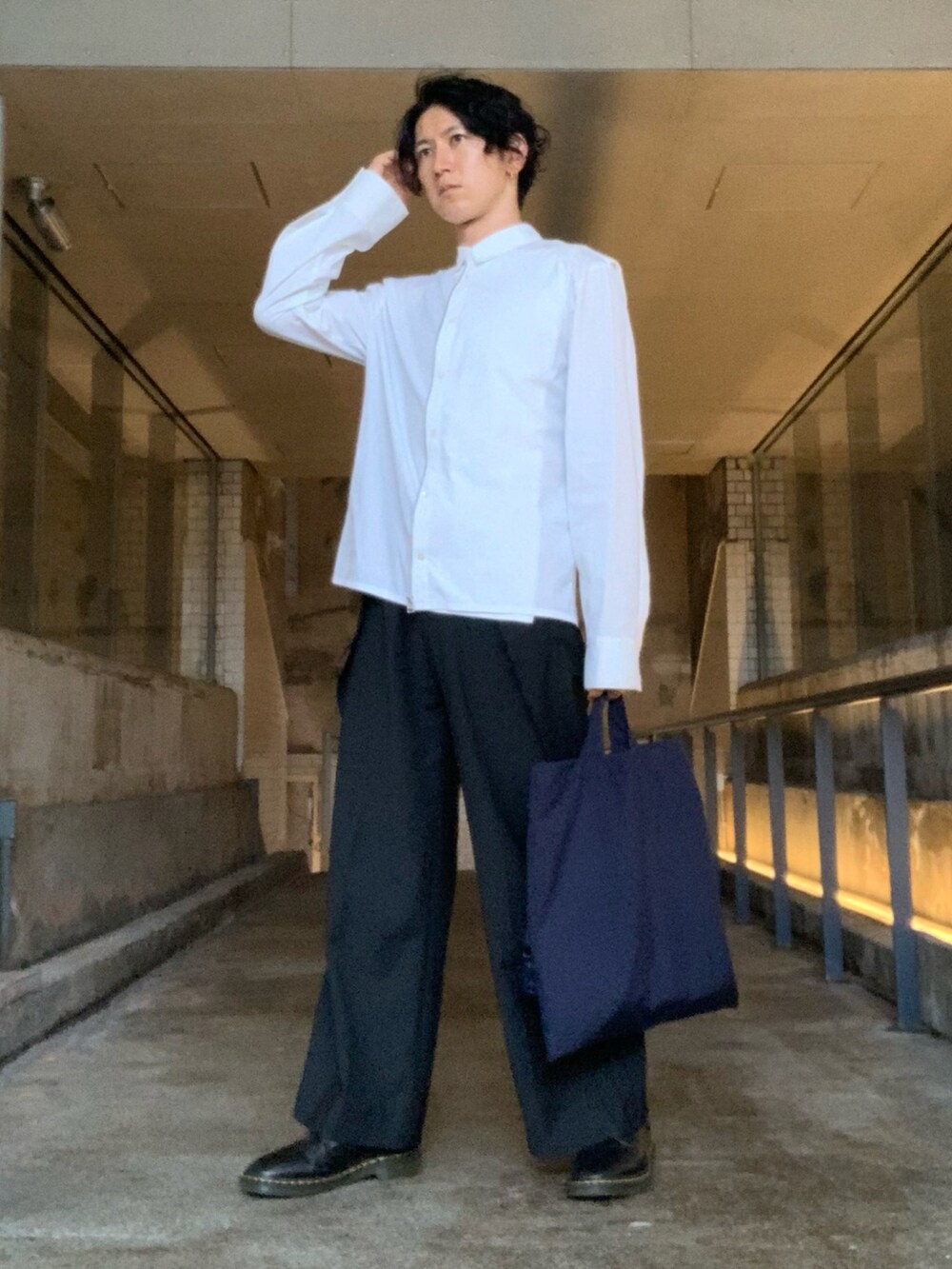 ホワイト系のシャツ/ブラウス、ブラック系のブーツ、ブルー系のショルダーバッグを着用したメンズの秋コーディネートの2枚目の写真