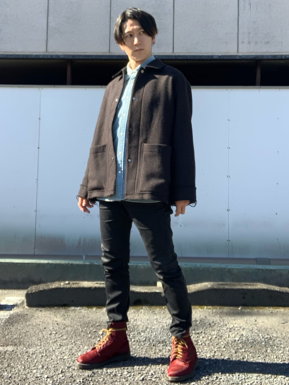 ブラウン系のブルゾン、ブルー系のシャツ/ブラウス、ブラック系のデニムパンツを着用したメンズの秋コーディネートの3枚目の写真