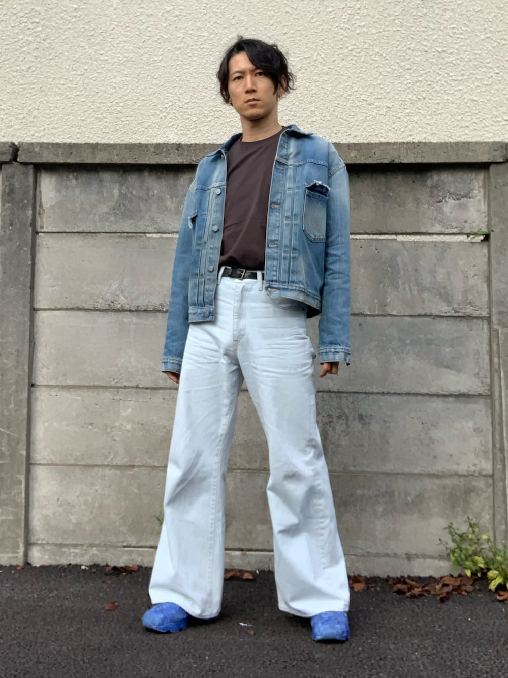 ブルー系のデニムパンツ、ブルー系のデニムジャケット、ブラウン系のTシャツ/カットソーを着用したメンズの秋コーディネートの2枚目の写真