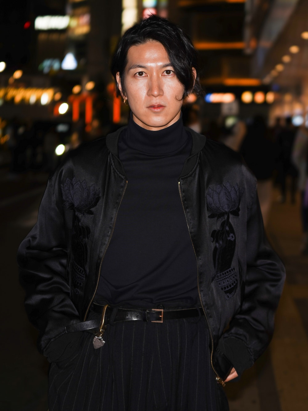 ブラック系のスニーカー、ブラック系のスカジャン、ブラック系のTシャツ/カットソーを着用したメンズの冬コーディネートの3枚目の写真