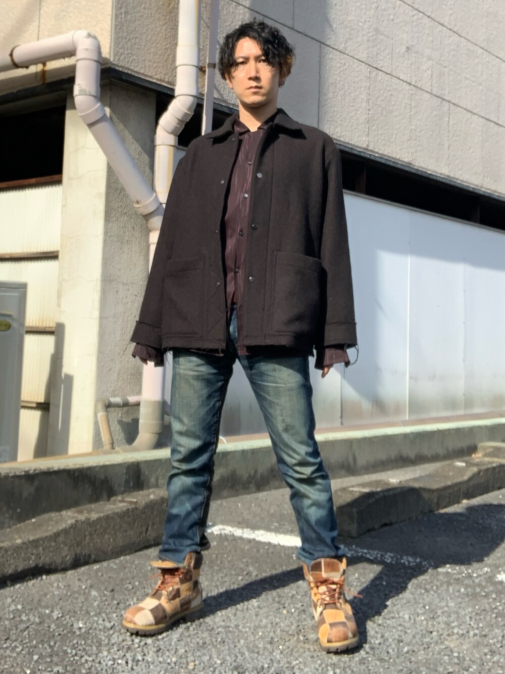 ブラウン系のブルゾン、ブラウン系のシャツ/ブラウス、ブルー系のデニムパンツを着用したメンズの秋コーディネートの4枚目の写真