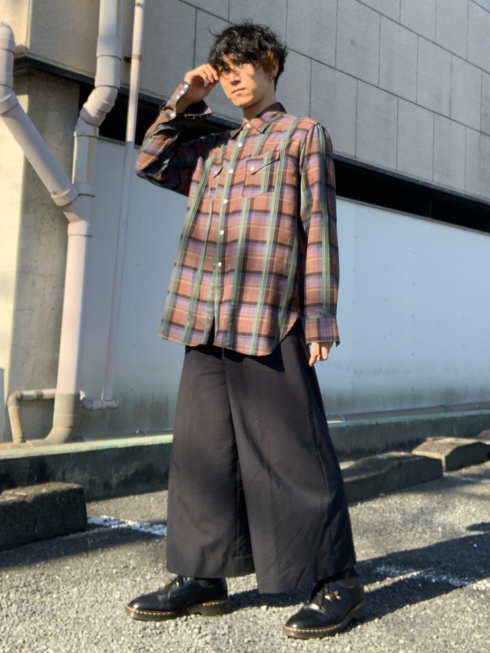 グリーン系のシャツ/ブラウス、ブラック系のスラックス、ブラック系のブーツを着用したメンズの秋コーディネートの2枚目の写真