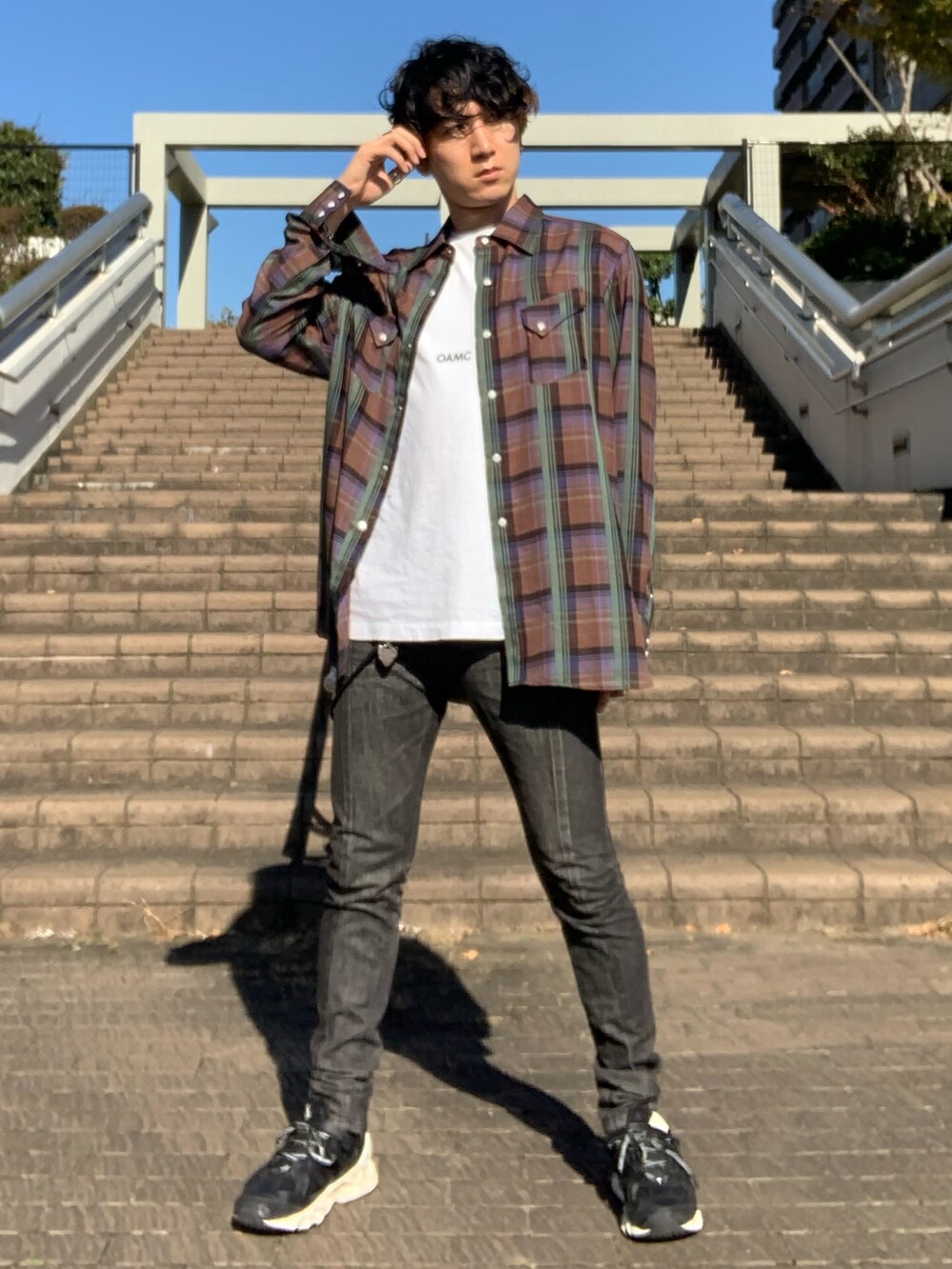 ホワイト系のTシャツ/カットソー、グリーン系のシャツ/ブラウス、ブラック系のデニムパンツを着用したメンズの冬コーディネートの4枚目の写真