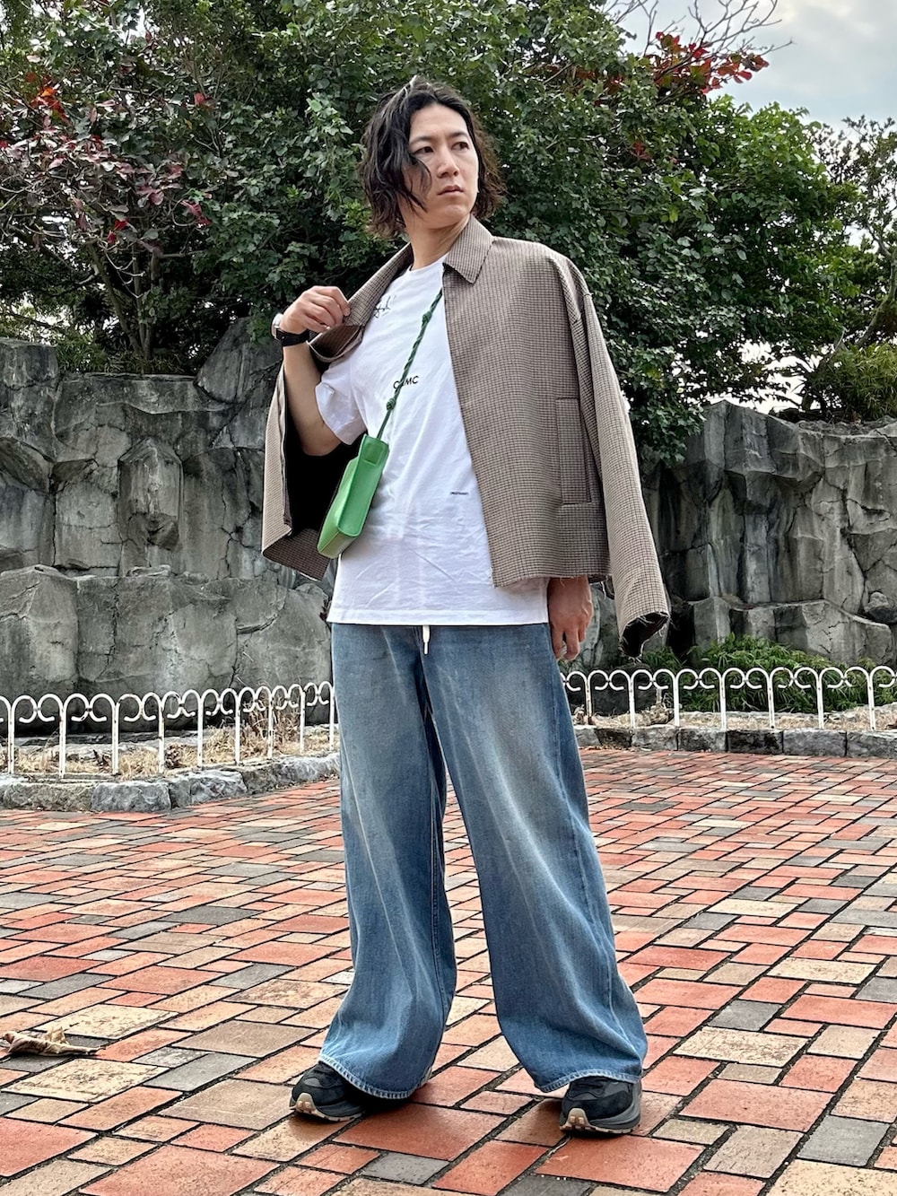 ブルー系のデニムパンツ、グレー系のジャケット/アウター、ホワイト系のTシャツ/カットソーを着用したメンズの夏コーディネートの2枚目の写真