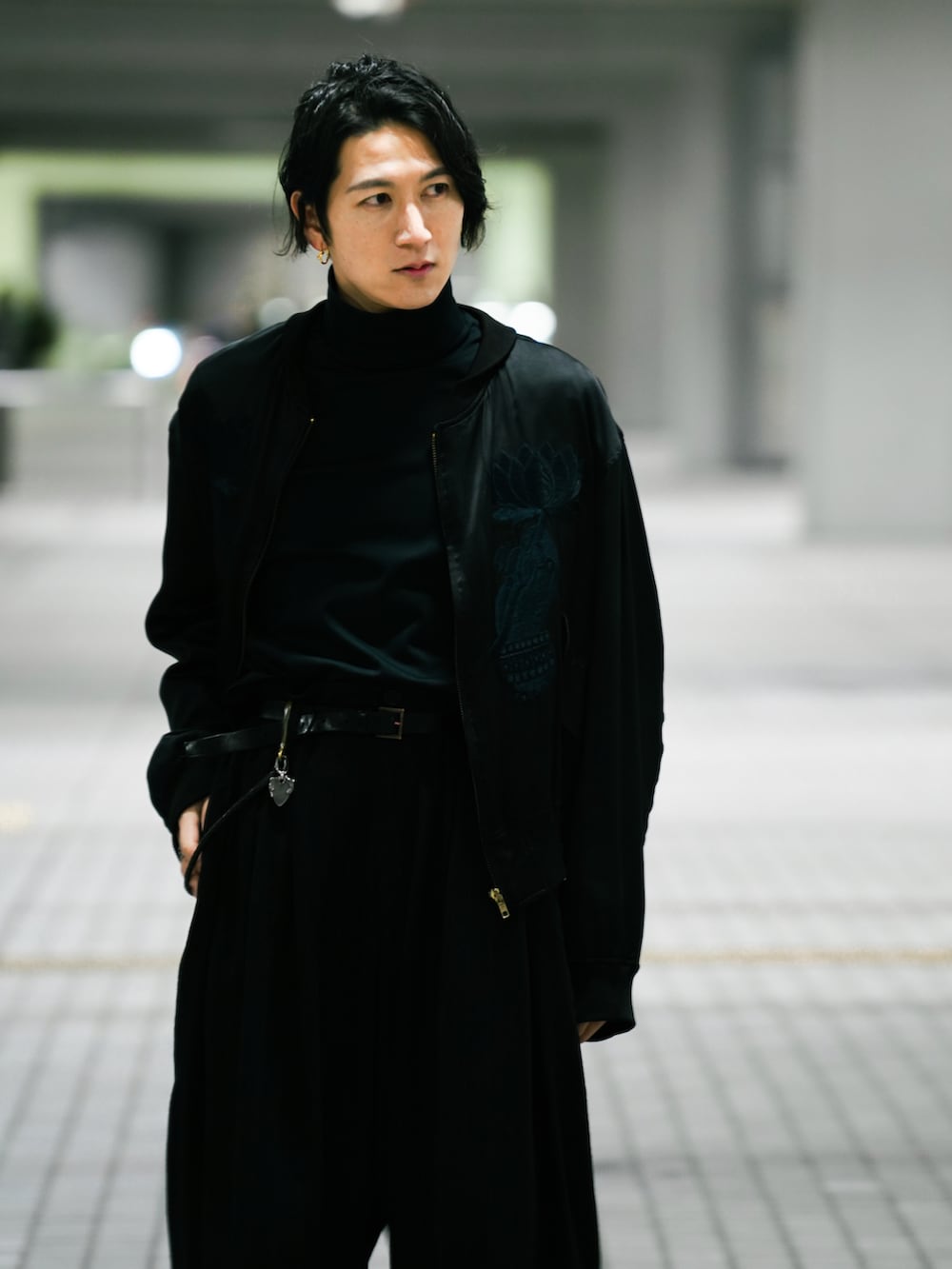 ブラック系のスニーカー、ブラック系のスカジャン、ブラック系のTシャツ/カットソーを着用したメンズの冬コーディネートの2枚目の写真