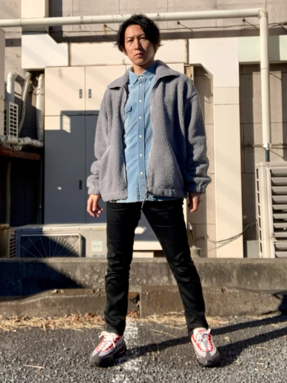 ブラック系のデニムパンツ、グレー系のブルゾン、ブルー系のシャツ/ブラウスを着用したメンズの冬コーディネートの2枚目の写真